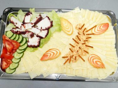 Käseplatte mit Garnierung