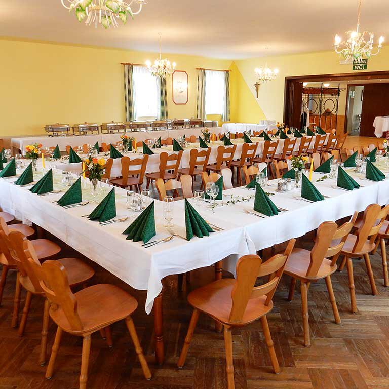 Gedeckte Tafel mit Catering im Saal