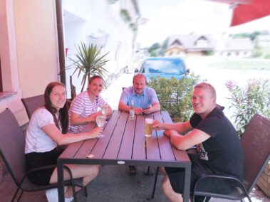 Famlie Kastner vor dem Gasthaus