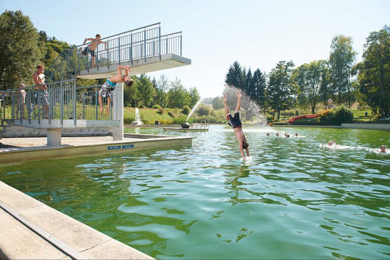 Naturbad Groß Gerungs mit Sprungturm und Jugendlichen